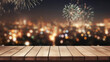 Leerer Holztisch mit verschwommenen Blick auf ein Silvester Feuerwerk in einer Großstadt, mit Platz für Produktpräsentation oder Text