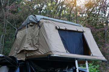 car roof tent for camping with 1 bedroom, suitable for 1-3 people, easy to set up and fold down, lad