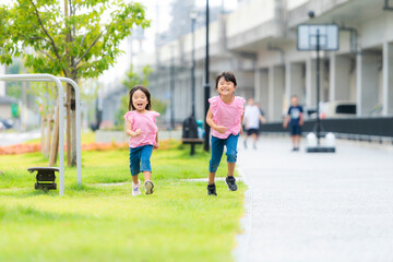 Sticker - 夏の公園で楽しそうに遊んでいる園児