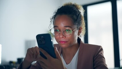 Aufkleber - Black woman using smart phone in dark office.
