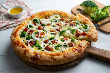 Canvas Print - Neapolitan pizza with cheese, onion, broccoli and cherry tomatoes.