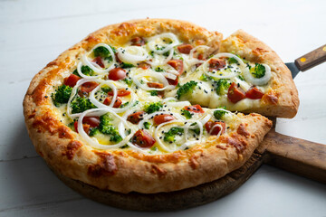 Canvas Print - Neapolitan pizza with cheese, onion, broccoli and cherry tomatoes.