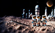 astronauti giocattolo nella tuta spaziale in posa sulla superficie di un pianeta alieno, base spaziale come sfondo