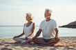pareja de hombre y mujer mayores haciendo yoga en la playa en día de verano
