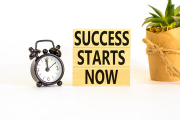 Wall Mural - Success starts now symbol. Concept word Success starts now on beautiful wooden block. Black alarm clock. Beautiful white background. Business motivational success starts now concept. Copy space.