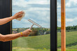 Mycie okna balkonowego, okno z widokiem na naturę 