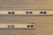 Verschiedene Modelle von Sonnenbrillen werden in einem Laden präsentiert