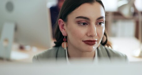 Fototapete - Business woman, face and reading computer for email, online information and internet research in office. Young employee working at desktop to review administration, digital software and web planning