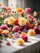 Generative KI bunte Blüten und Blumen auf weißem Tisch
