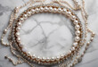 Collier de perles et de diamants vu d'en haut formant un cercle