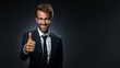 Hübscher Geschäftsmann im Anzug mit Daumen Hoch lächelt Porträt Querformat, ai generativ