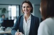 © Carmen Martín J. - Mujer lider de empresa con clientes.