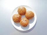 Fototapeta Sawanna - 丸い皿にある４個の丸いパン