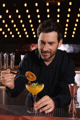 Canvas Print - Bartender preparing fresh alcoholic cocktail in bar