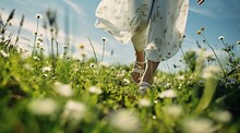 Mujer Con Un Vestido Blanco Y Zapatos Blancos Caminando Por La Hierba