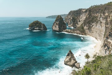 Poster - Aerial view of ocean waves crashing against the coastline of Diamond Beach, Nusa Penida