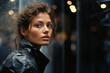 profil d'une jeune femme brune photographiée dans un environnement urbain, fond sombre
