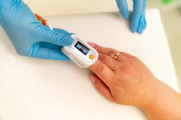 heartbeat monitoring on pulse oximeter. measuring oxygen in blood.