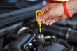 Sprawdzanie poziomu i jakości oleju w silniku samochodu osobowego 