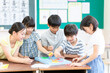 © amanaimages - 教室で遊ぶ小学生たち