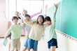 © amanaimages - 学校の廊下で遊ぶ小学生たち