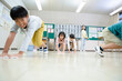 © amanaimages - 教室の床を雑巾がけする小学生たち