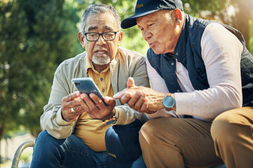 Canvas Print - Senior men, friends and phone in park, reading and talk with memory, thinking and relax in sunshine. Elderly people, smartphone and talking on bench, nostalgia and check social media notification