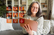 © Robert Kneschke - Seniorin benutzt Smart Home Technologie via Tablet