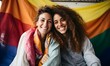 Fröhliche Menschen umarmen sich vor Pride-Flagge im Regenbogen Design