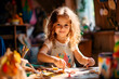 Preciosa niña haciendo actividades artísticas con pinturas y pincel en casa.Proyecto de arte infantil.