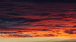 Ciel rougeoyant pendant un coucher de soleil, derrière des nuages de haute altitude