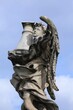 Postać anioła na moście świętego anioła w Rzymie we włoszech trzymająca palik z biczowania Chrystusa