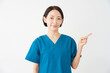 © siro46 - 右側を指差す女性の医者　白背景