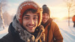 Selfie zweier junger Männer in winterlicher Landschaft, gute Laune, Freizeit, Outdoor Aktivitäten