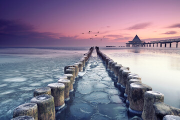 Canvas Print - Eisschollen an der Seebrücke Heringsdorf im Winter