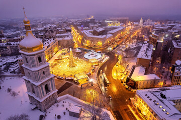 Canvas Print - Christmas tree of Ukraine lit up in Kyiv Ukraine. Winter evening in the city before the New Year holidays.