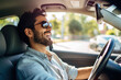 © Studio Zenith - homme souriant au volant de sa voiture