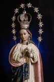 Fototapeta Sypialnia - Statue of the Virgin of Fatima on an altar with dark background
