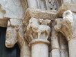 capitel con grifos afrontados, portalada de la iglesia de san pedro de portomarín, al fondo una cabeza de toro sobre el que se apoya el tímpano, lugo, galicia, españa, europa 