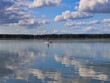 Standup Paddeln, Wolken und Himmel Spiegelung im Wasser, Wandlitzsee, Wandlitz, Brandenburg, Deutschland