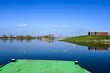 Mit einer kleinen Autofähre über die Elbe, Elbtalaue bei blauem Himmel im Frühling bei Hitzacker, Landkreis Lüchow-Dannenberg in Niedersachsen, Deutschland	