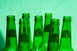 botellas de cervezas vacías en fondo verde