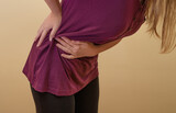 Fototapeta  - Duży ból brzucha, kobieta zwija się z bólu