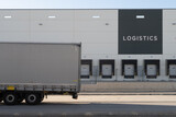 Fototapeta  - Vista de un camión trailer esperando para entrar al muelle de una empresa logistica de distribucion de productos.
