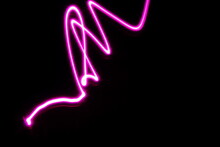 Luz En Forma De Viboreo Color Rosa De Luz De Neón, Con  Velocidad Y Movimiento Vibratorio Borroso,  Presenta Un Diseño Abstracto Original Con Fondo Negro