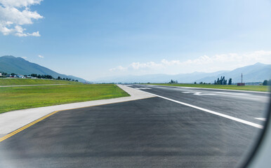 Canvas Print - Empty runway at the airport