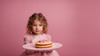 Ritratto di compleanno di una bambina in abiti rosa su sfondo rosa, Birthday portrait of a little girl in pink clothes on pink background