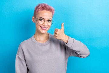 Photo of elegant girl smart casual style grey clothes showing thumb up feedback nice quality empty space isolated on blue color background