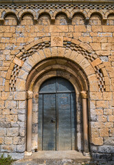 Canvas Print - Porte d'entrée de l'église Nuestra Señora de Alaón à Sopeira, Aragon, Espagne