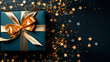 Caja de regalo azul oscuro con cinta de raso dorada sobre fondo oscuro. Vista superior de regalo de cumpleaños o Navidad.